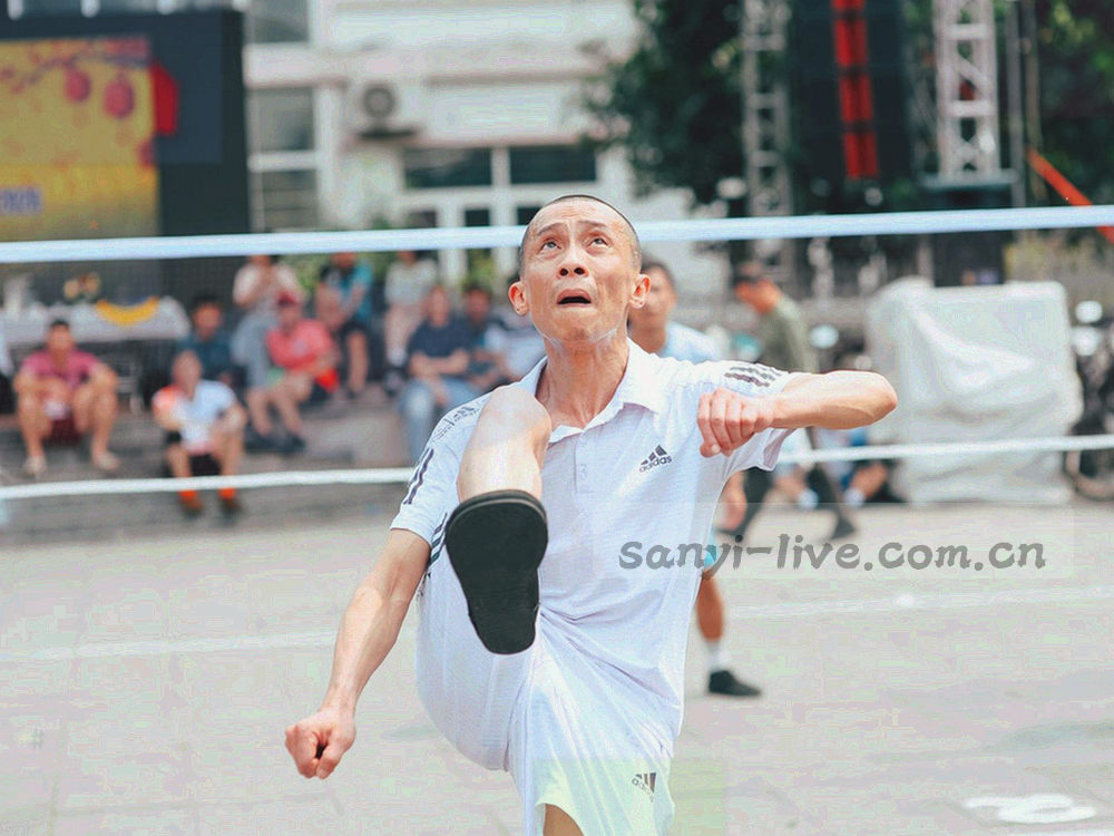 时钟光带与工作时段刻度叠合的抽象画面，以电光青标记值班区间